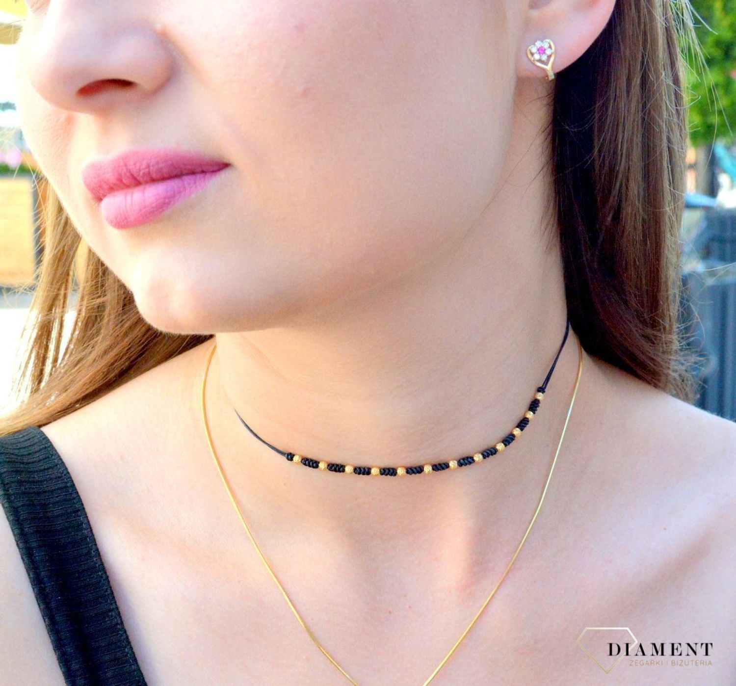 Złote kolczyki 333 kwiatek w serduszku z cyrkonią KL 4206A 333.  Złoto z ozdobnymi białą i czerwoną cyrkonią ułożone w kształt delikatnego serduszka. Urocza biżuteria dla dzieci, świetnie pasująca na prezent z różnych okazji.jpg